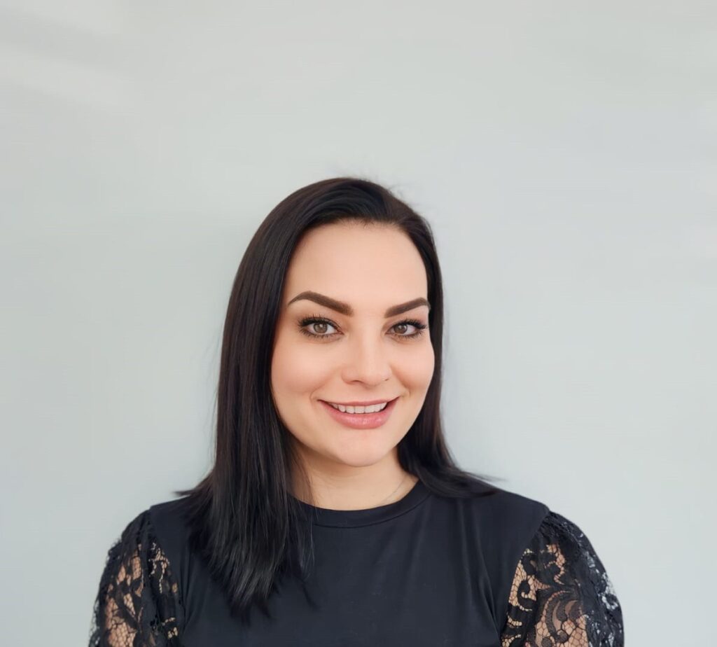 Liz Raska About
